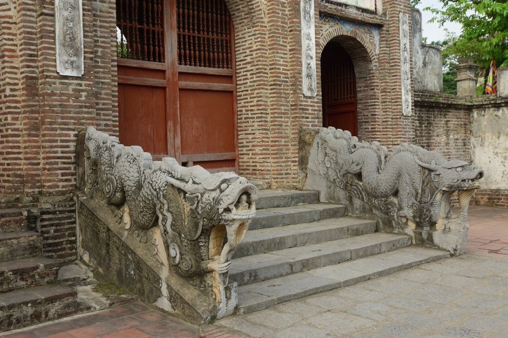 Cặp rồng đá đền Thượng (Cổ Loa)